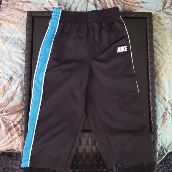 *LAST CHANCE* Nike Kids Tracksuit - Picture 4 of 5